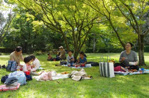 ①歴博の裏庭でお昼ごはん