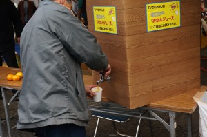 小田ふるさと祭り　蛇口からミカンジュース